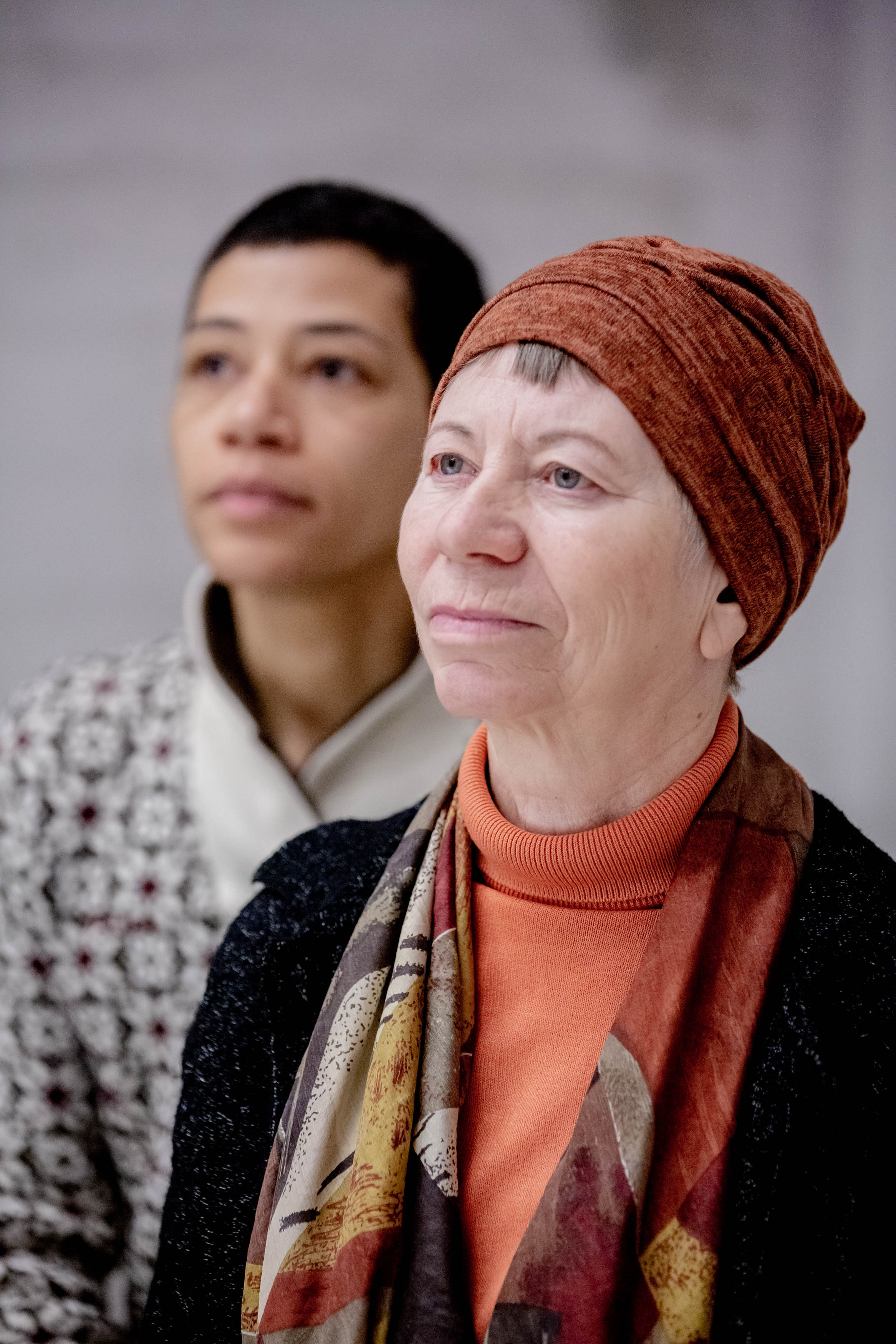 Das Foto zeigt zwei Frauen unterschiedlichen Alters in Betrachtung eines Gegenstands außerhalb des Bildes. Deutsches Zentrum für Altersfragen/Christoph Soeder
